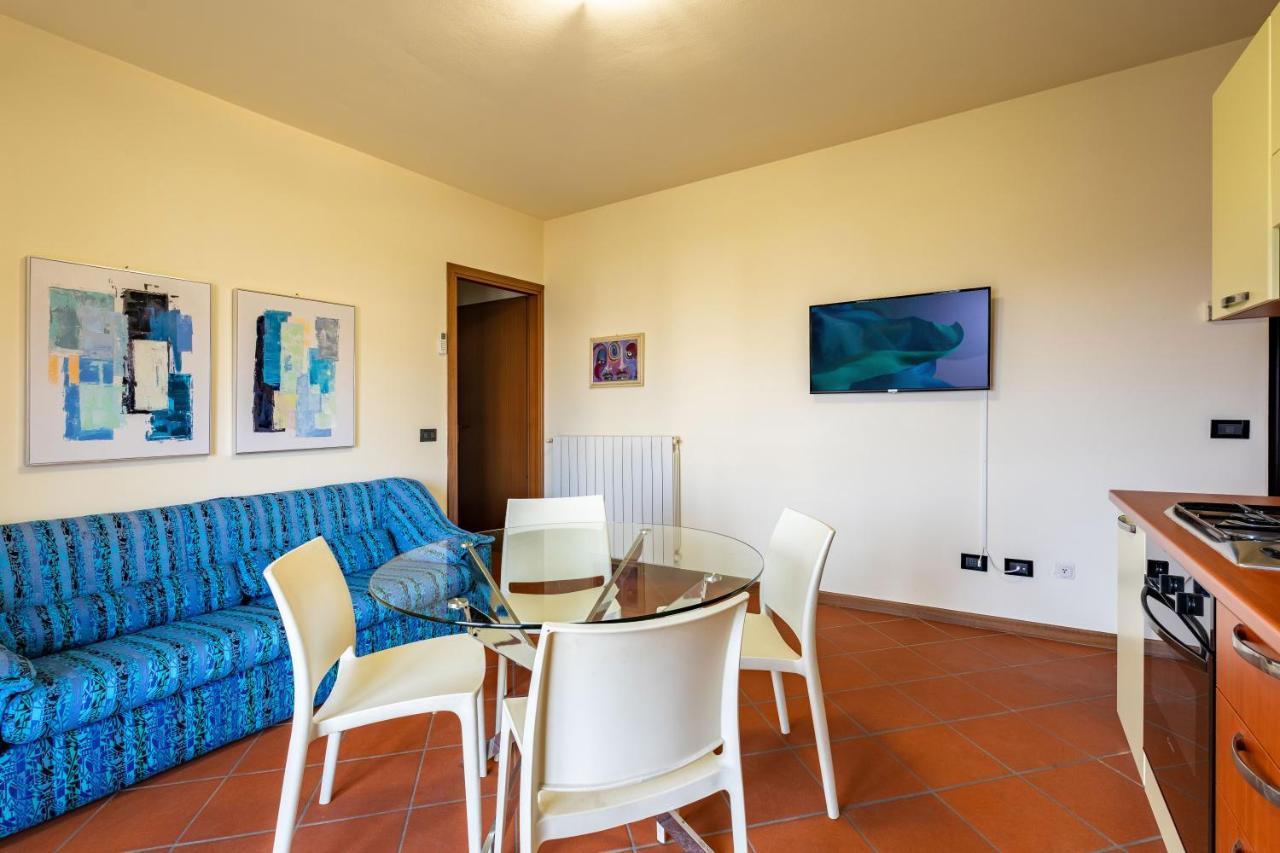 Pool - Marge Apartment - By Host4U Padenghe sul Garda Dış mekan fotoğraf